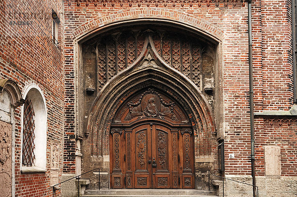 Geschnitzte Tür eines Seitenportals der Frauenkirche  Frauenplatz 12  München  Bayern  Deutschland  Europa