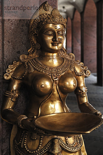 Skulptur der Shiva  indische Gottheit vor einem indischen Restaurant  Nürnberg  Mittelfranken  Bayern  Deutschland  Europa