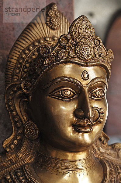 Kopf einer Skulptur der Shiva  indische Gottheit vor einem indischen Restaurant  Nürnberg  Mittelfranken  Bayern  Deutschland  Europa