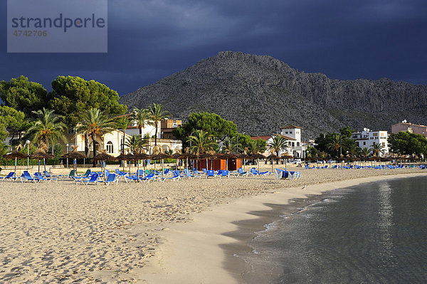 Strand und Berg  Puerto de Pollensa  Port de Pollenca  Mallorca  Majorca  Balearen  Balearische Inseln  Mittelmeer  Spanien  Europa