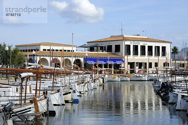 Boote im Hafen  Jachthafen von Puerto de Pollensa  Port de Pollenca  Mallorca  Majorca  Balearen  Balearische Inseln  Mittelmeer  Spanien  Europa