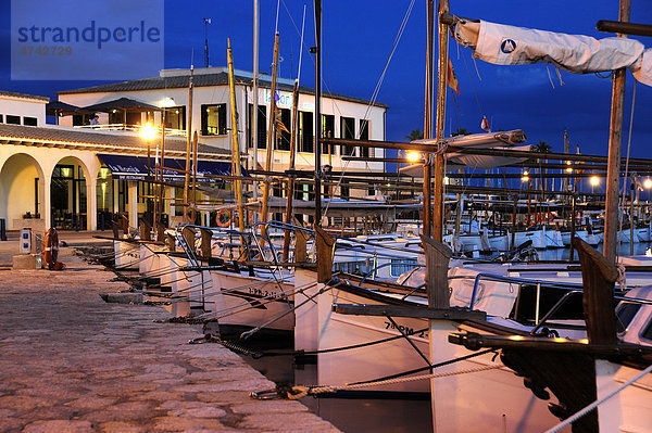 Segelboote im Hafen am Abend  Jachthafen von Puerto de Pollensa  Port de Pollenca  Mallorca  Majorca  Balearen  Balearische Inseln  Mittelmeer  Spanien  Europa