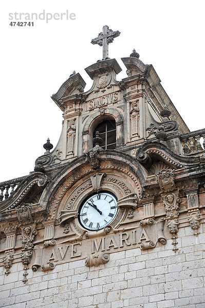 Ave Maria Beschriftung  Uhr im Innenhof  Kloster Santuari de Lluc im Tramuntana Gebirge  Mallorca  Majorca  Balearen  Balearische Inseln  Mittelmeer  Spanien  Europa