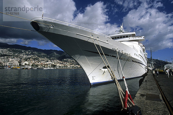 Kreuzfahrtschiff an der Außenmole  Mohle da Pontinha  Funchal  Insel Madeira  Portugal  Europa  Atlantik