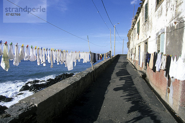 Straße mit Wäsche an der Wäscheleine im Fischerdorf Camara de Lobos  Insel Madeira  Portugal  Europa  Atlantik