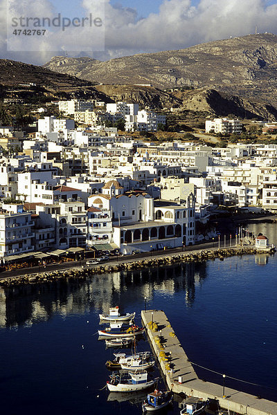 Fischerboote im Hafen  Blick über Karpathos-Stadt  Pigadia  Insel Karpathos  Ägäis  Ägäische Inseln  Dodekanes  Mittelmeer  Griechenland  Europa