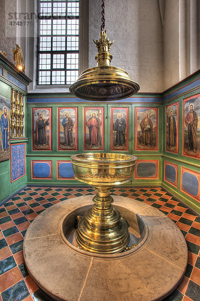 Der Taufstein in der Sct. Olai Domkirke Helsing¯r oder Sankt Olaf Domkirche zu Helsing¯r  Helsingör  Dänemark  Europa