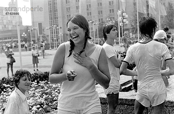 Jugendliche beim Baden im Brunnen  Turn und Sportfest der DDR  Leipzig  DDR  1983
