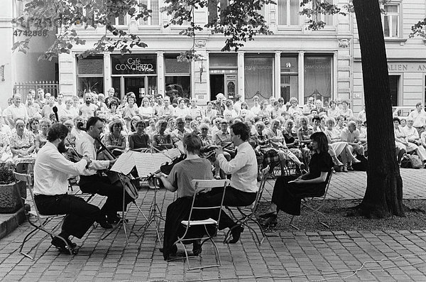 Bachfest vor der Thomaskirche  Leipzig  DDR  ca. 1983