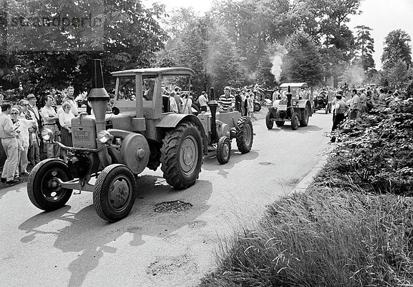 Lanz Bulldog Parade  Gelände der Landwirtschaftsausstellung AGRA  Markkleeberg bei Leipzig  DDR  ca. 1983