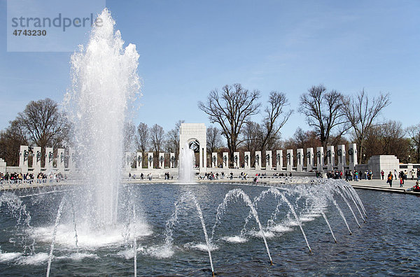 World War Two Memorial oder Gedenkstätte für die Gefallenen des Zweiten Weltkriegs  National Mall in Washington DC  USA  Amerika