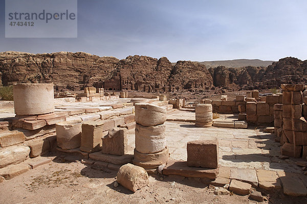 Tal mit Königsgräbern  Königswand  Säulen vom Tempel der geflügelten Löwen  Petra  Nabatäer  Hauptstadt  Felsenstadt  UNESCO-Welterbe  Wadi Musa  Haschemitisches Königreich Jordanien  Orient  Naher Osten  Vorderasien  Asien