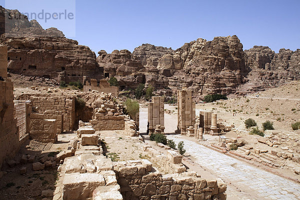 Säulenstraße  Themenos Tor  Petra  Nabatäer  Hauptstadt  Felsenstadt  UNESCO-Welterbe  Wadi Musa  Haschemitisches Königreich Jordanien  Orient  Naher Osten  Vorderasien  Asien