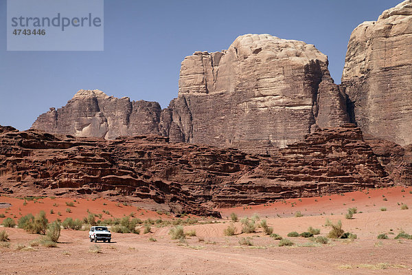 Geländewagen  Ebene  Berge  roter Sand  Wüste  Wadi Rum  Haschemitisches Königreich Jordanien  Vorderasien