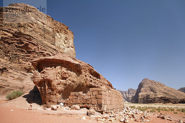 Haus von Lawrence von Arabien  Mauer  Ruine  Berg  Wüste  Wadi Rum  Haschemitisches Königreich Jordanien  Vorderasien