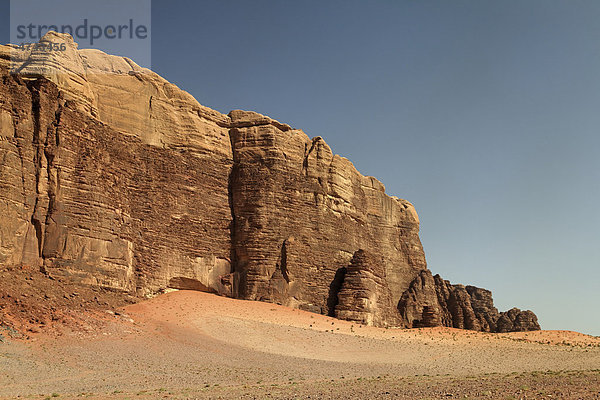 Wüstenebene mit ansteigendem Bergmassiv  Wadi Rum  Haschemitisches Königreich Jordanien  Vorderasien