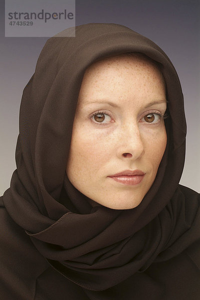 Junge Frau mit Kopftuch  Porträt