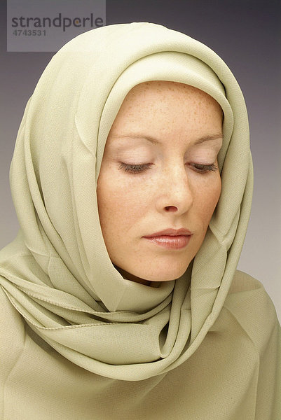Junge Frau mit Kopftuch  Porträt