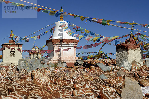 Gebetsfahnen  Manisteine und Chörten vom Kloster Chiu Gompa  Westtibet  Provinz Ngari  Tibet  China  Asien