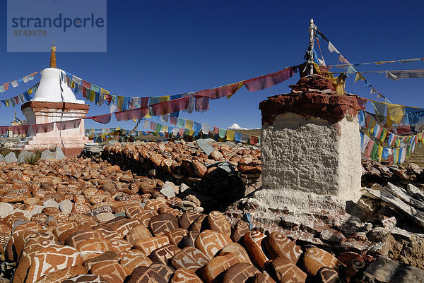 Gebetsfahnen  Manisteine und Chörten vom Kloster Chiu Gompa vor dem verschneiten Mount Kailash  tibetisch: Kang Rinpoche  6638 m  Westtibet  Provinz Ngari  Tibet  China  Asien