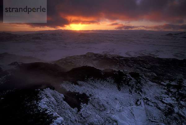 Die Lavafelder des Leirhnj_kur-Vulkans im Winter  Krafla  M_vatn  Nordisland  Island  Europa