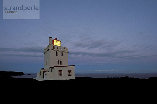 Leuchtturm bei D_rhÛlaey  Südisland  Island  Europa