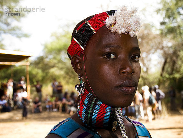 Junge Frau bei der Bullensprung-Zeremonie der Hamer-Volksgruppe in der Nähe von Turmi  Unteres Omo-Tal  Süd-Äthiopien  Afrika