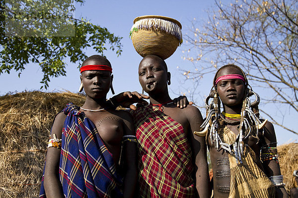 Frauen der Mursi-Volksgruppe  berühmt für riesige Lippenplatten  die die Frauen tragen  Mago Nationalpark in der Nähe von Jinka  Unteres Omo-Tal  Süd-Äthiopien  Afrika