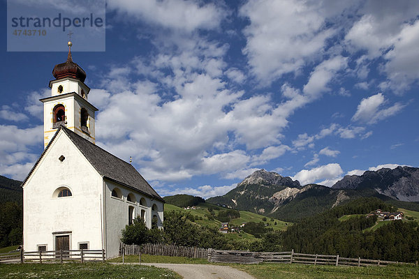 Kirche in Enneberg mit Blick auf St. Vigil  Dolomiten  Südtirol  Italien  Europa