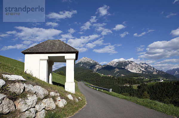 Kapelle am Straßenrand bei St. Vigil  Dolomiten  Südtirol  Italien  Europa