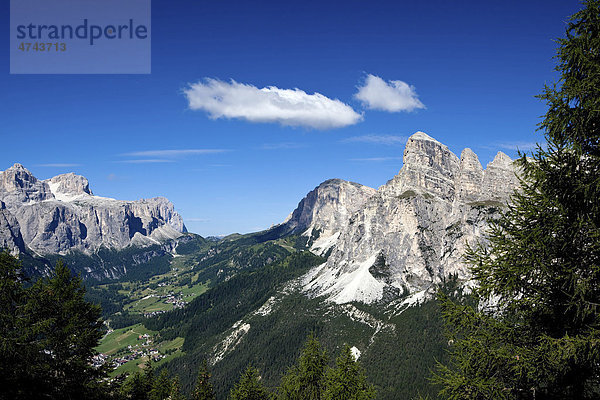 Blick auf das Grödnerjoch  Sassongher und Sellagruppe  Dolomiten  Südtirol  Italien  Europa
