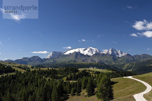 Höhenweg auf Piz la Villa mit Blick auf das Marmoladamassiv  Dolomiten  Südtirol  Italien  Europa