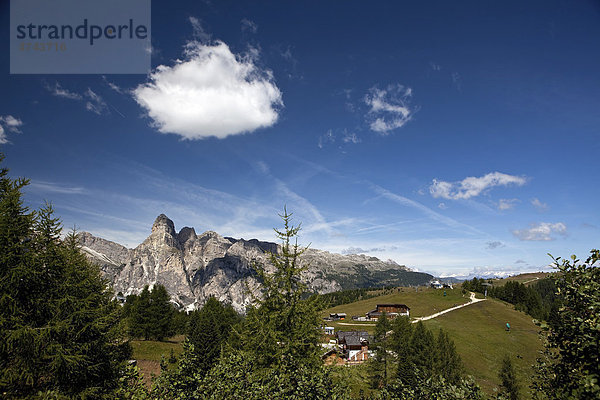 Höhenwanderweg auf Piz la Villa  Dolomiten  Südtirol  Italien  Europa