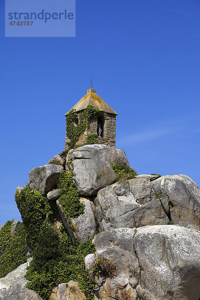 Turm bei Port Blanc an der CÙte de Granit Rose  Küste des rosa Granit  Cotes d'Armor  Bretagne  Frankreich  Europa