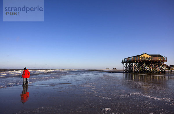 Stelzenhaus und Spaziergänger am Strand von Sankt Peter-Ording  Nordfriesland  Schleswig-Holstein  Deutschland  Europa