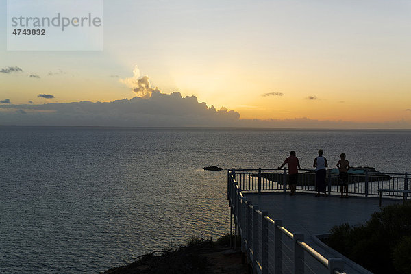 Touristen am Eagle Bluff Aussichtspunkt bei Sonnenuntergang  Shark Bay  Western Australia  Australien