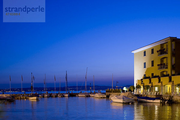 Hafen in der Abenddämmerung  Gardasee  Sirmione  Italien  Europa