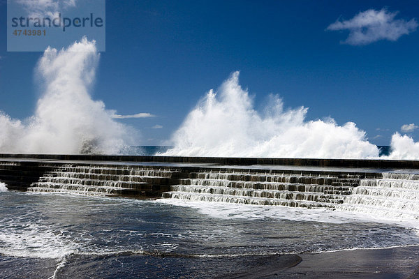 Hohe Wellen branden an Meerwasserschwimmbecken in Bajamar  Teneriffa  Spanien  Europa