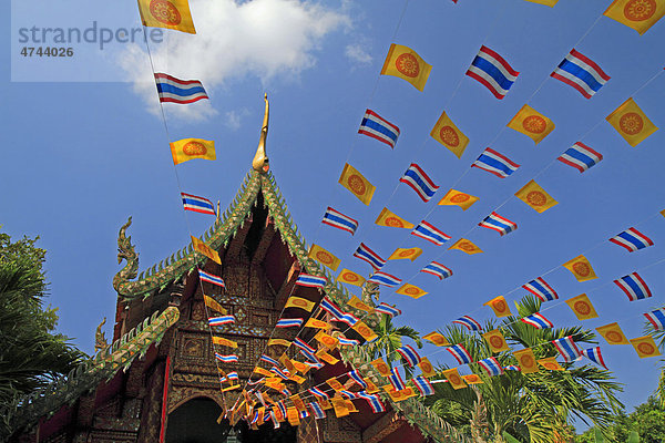 Buddhistischer Tempel Wat Umung mit thailändischen Flaggen  Chiang Mai  Nordthailand  Thailand  Asien