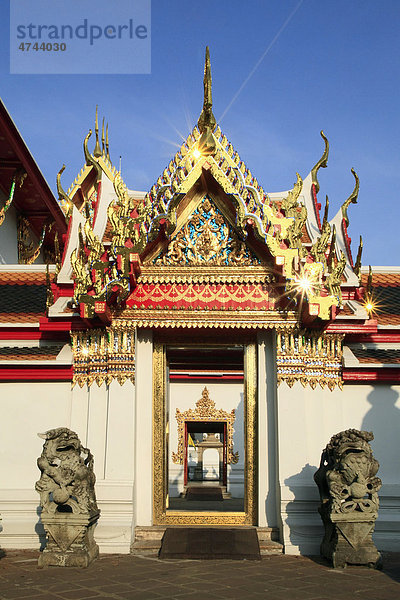 Blick durch mehrere Tore  buddhistische Tempelanlage Wat Pho  Bangkok  Thailand  Asien