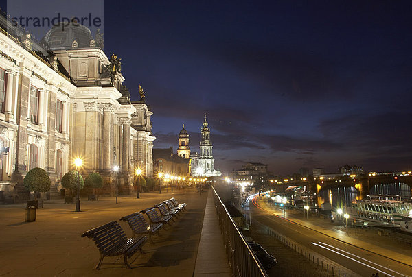 Brühlsche Terrasse  Nachtaufnahme mit Kunstakademie  Sekundogenitur  Ständehaus  Katholische Hofkathedrale und Semperoper  Dresden  Sachsen  Deutschland  Europa