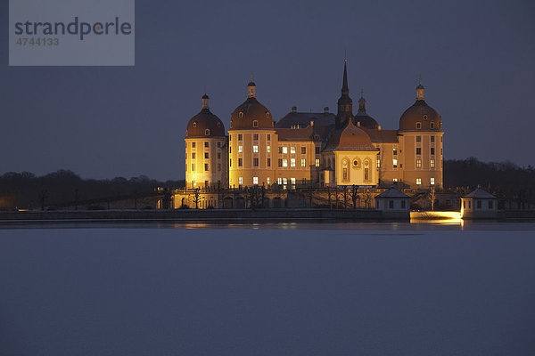 Schloss Moritzburg bei Dresden im Winter  verschneit bei Dämmerung  Sachsen  Deutschland  Europa