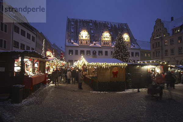 Weihnachtsmarkt in Meißen vor dem Rathaus  Sachsen  Deutschland  Europa