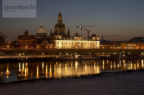 Stadtsilhouette bei Nacht mit Frauenkirche  Brühlsche Terrasse  Elbe  Dresden  Sachsen  Deutschland  Europa
