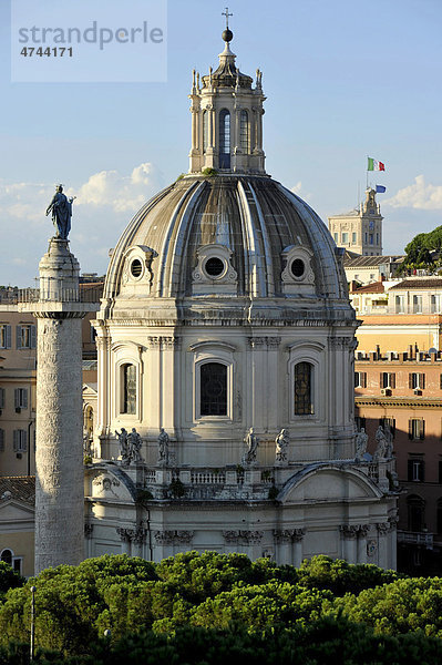 Trajanssäule mit Bronzestatue des Apostel Petrus  Kirche Santissimo Nome di Maria  Aussichtsturm des Palazzo del Quirinale  Piazza Venezia  Rom  Latium  Italien  Europa