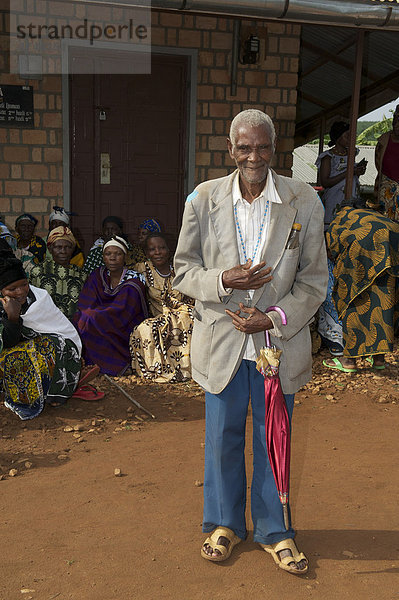 Alter Mann in einem Dorf in der Nähe von Bukoba  Tansania  Afrika