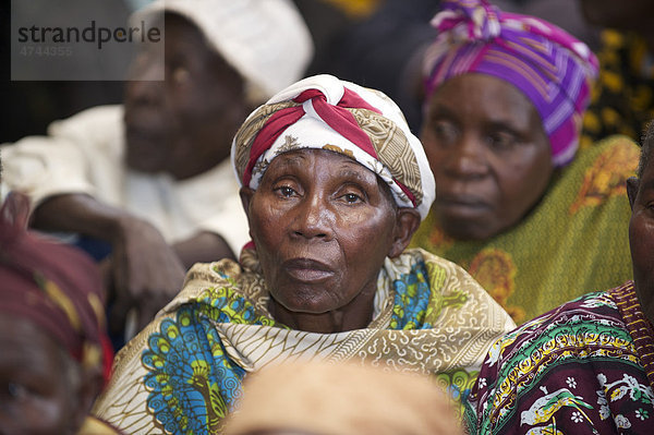 Alte Frau in einem Dorf in der Nähe von Bukoba  Tansania  Afrika