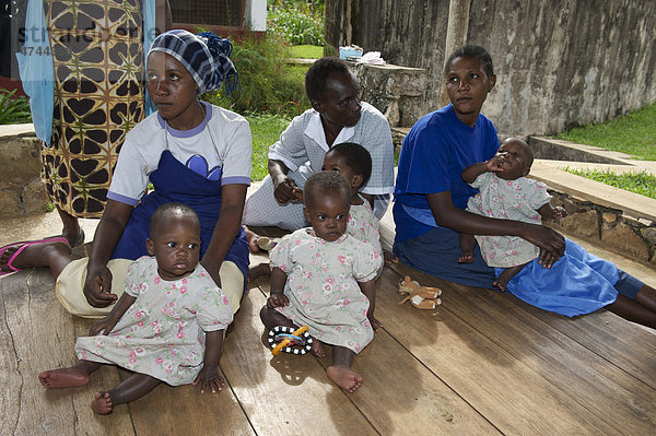 Kleinkinder und Kinderkrankenschwestern in einem Waisenhaus in der Nähe von Bukoba  Tansania  Afrika