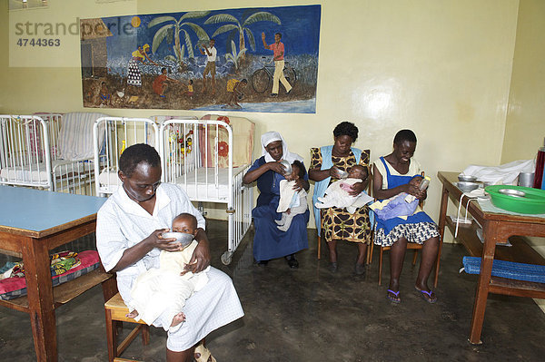 Säuglinge werden von Kinderkrankenschwestern gefüttert in einem Waisenhaus in der Nähe von Bukoba  Tansania  Afrika