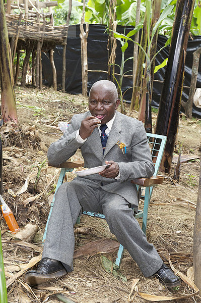 Alter Mann im Anzug in einem Dorf in der Nähe von Bukoba  Tansania  Afrika